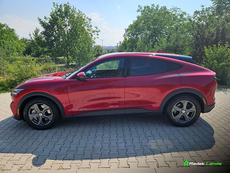 Ford Mustang Mach-E (2021) Mach-E 76 kWh - fotka 2 z 19