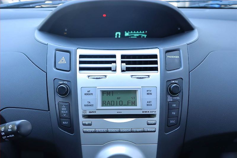 Toyota Yaris (2007) 1.3 VVT-i, Automat - fotka 12 z 17