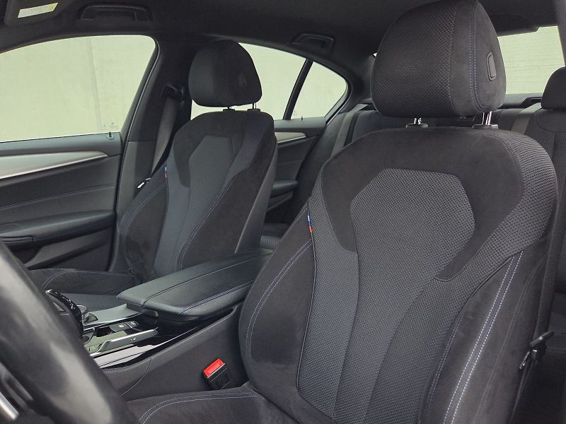 BMW Řada 5 (2018) 530d xDrive M Sport - fotka 15 z 16