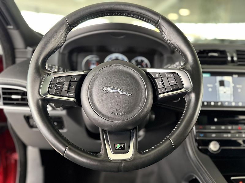 Jaguar F-Pace 20d AWD*AUT*R-SPORT*LED*Panora - fotka 10 z 39