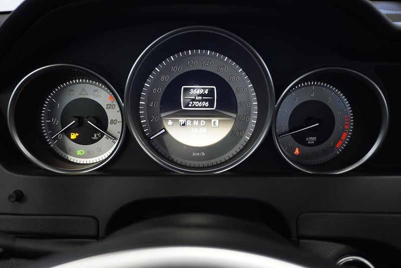 Mercedes-Benz Třídy C (2012) C350 3,5I V6 COUPE AMG-LINE  - fotka 19 z 31