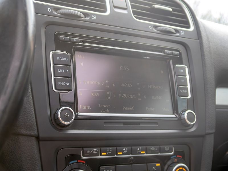 Volkswagen Golf (2010) 1.6TDI 77KW DSG – PO ROZVODECH - fotka 27 z 48