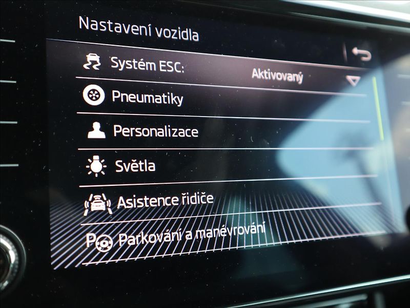 Škoda Superb 2,0 TDI DSG ACC DCC Kamera LED - fotka 22 z 58