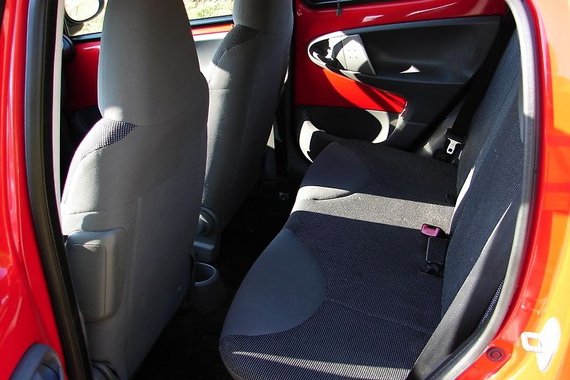 Peugeot 107 1.0i 68PS 5-dv. KLIMA-ZADÁNO! - fotka 12 z 31