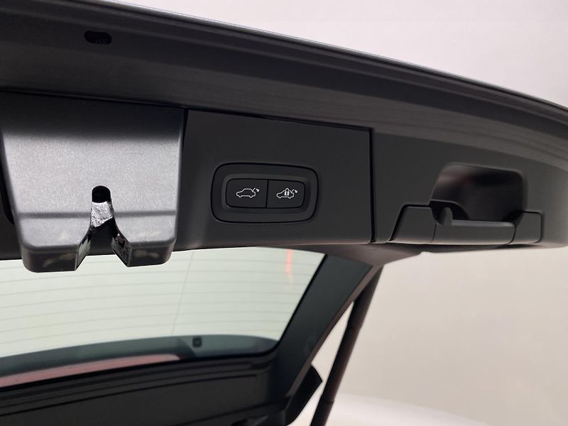 Volvo V90 D4 R-DESIGN AUT  - fotka 36 z 47