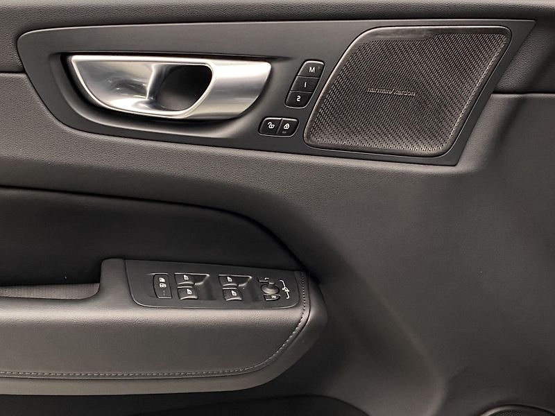 Volvo XC60 B4 AWD DARK PLUS AUT  - fotka 28 z 53