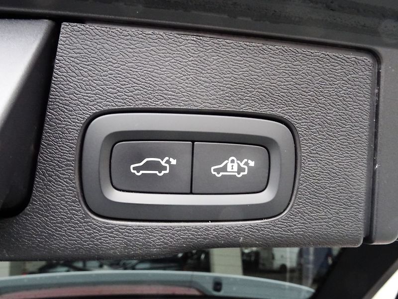 Volvo XC60 B4 145kW AWD LED Rezervováno - fotka 28 z 33