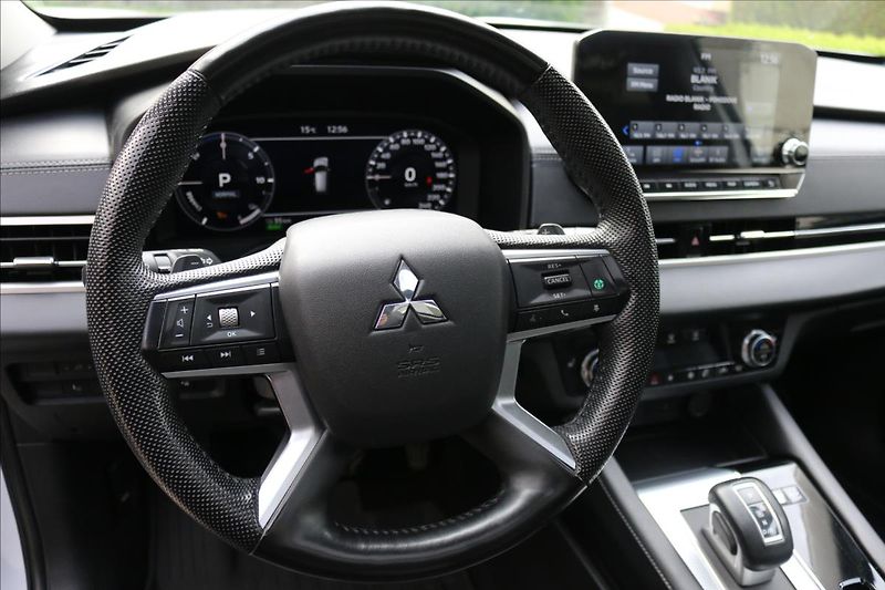 Mitsubishi Outlander 2,4 PHEV, 7míst, Tažné - fotka 19 z 56