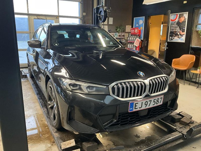 BMW Řada 3 330i xDrive Touring - fotka 2 z 14