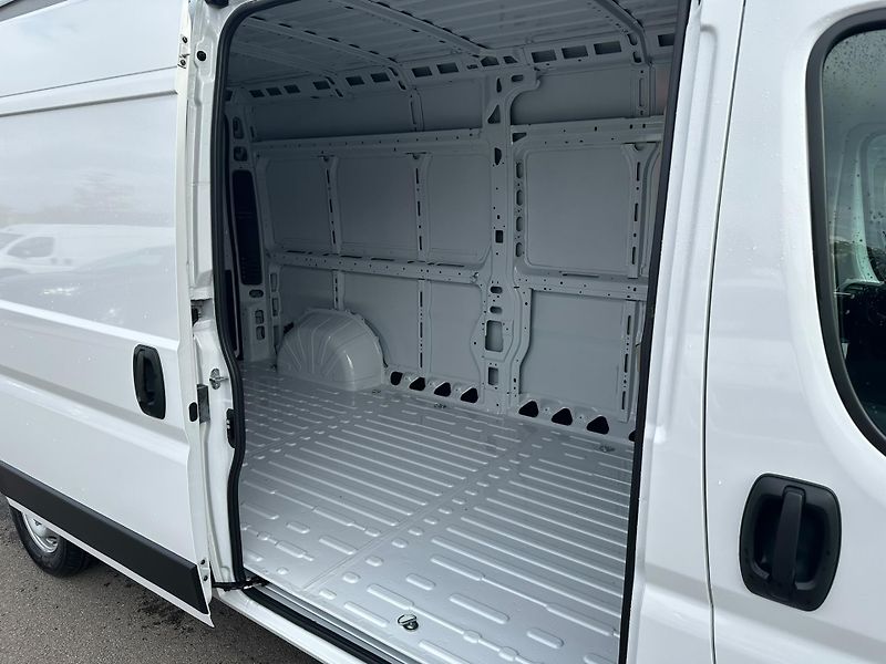Peugeot Boxer Furgon 3500 L3H2 BlueHDi MAN6 - fotka 11 z 17