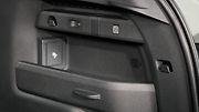 Elektromobily Škoda Elroq a Enyaq mohou díky funkci Vehicle to Load napájet externí zařízení přímo z trakční baterie. Adaptér zapojený do nabíjecího portu tak z auta udělá praktický zdroj energie pro kempování, práci i cestovní výbavu.