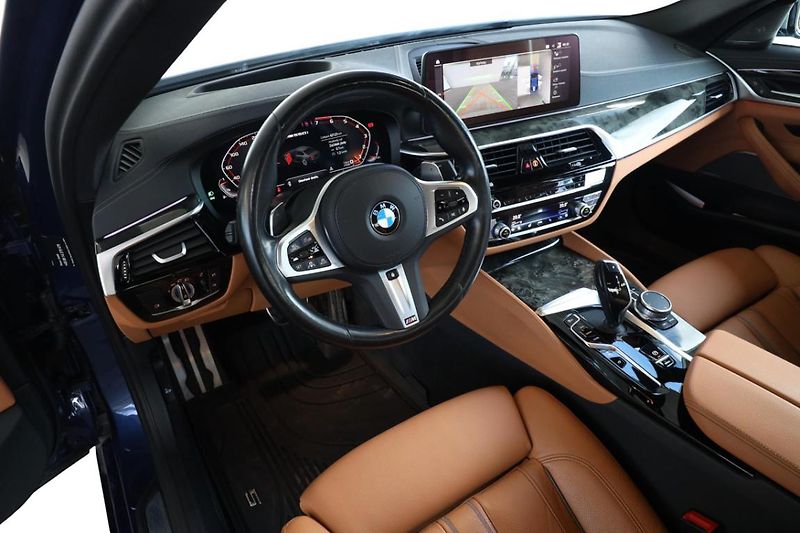 BMW Řada 5 M550i xDrive - fotka 2 z 30