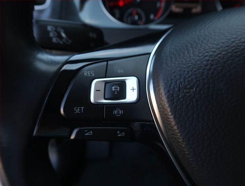 Volkswagen Golf (2019) 1.0 TSI, Tempomat - fotka 12 z 17