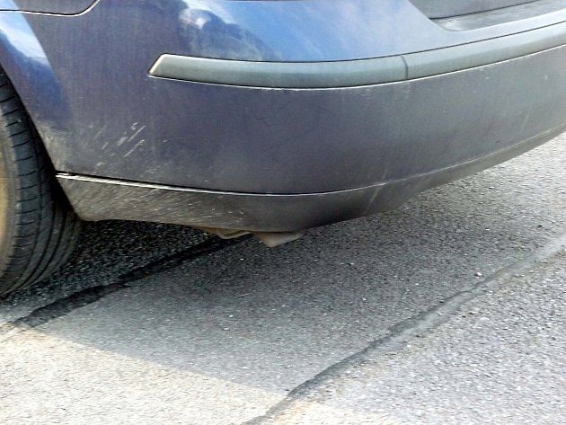 Problémem není chlazení kabiny při jízdě, ale zbytečně běžící motor stojícího vozidla. Právě hluk a emise z výfuku mohou být důvodem k pokutě., zdroj: DeFacto /Wikimedia CC BY 3.0