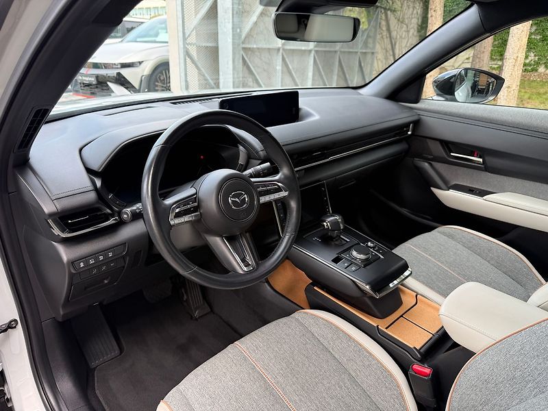 Mazda MX-30 e-Skyactive BOSE / 360° kamera - fotka 12 z 37