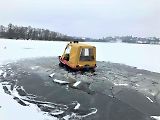 S hasiči se na Lipně v lednu 2021 probořila šestikolka, ta ale plave, takže se vyprostili sami.