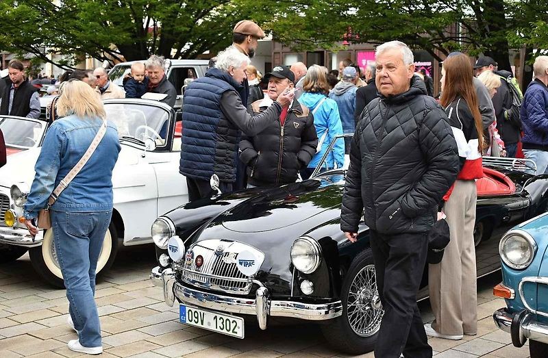 Tradiční sraz autoveteránistů na náměstí T. G. Masaryka v Prostějově. 18. května 2025