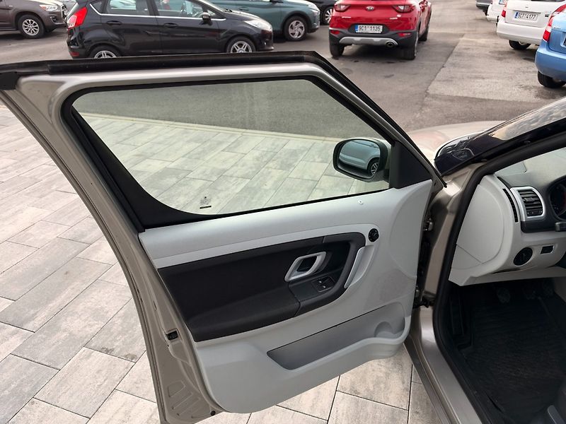 Škoda Roomster (2007) Style 1.4i 63kW - fotka 8 z 27