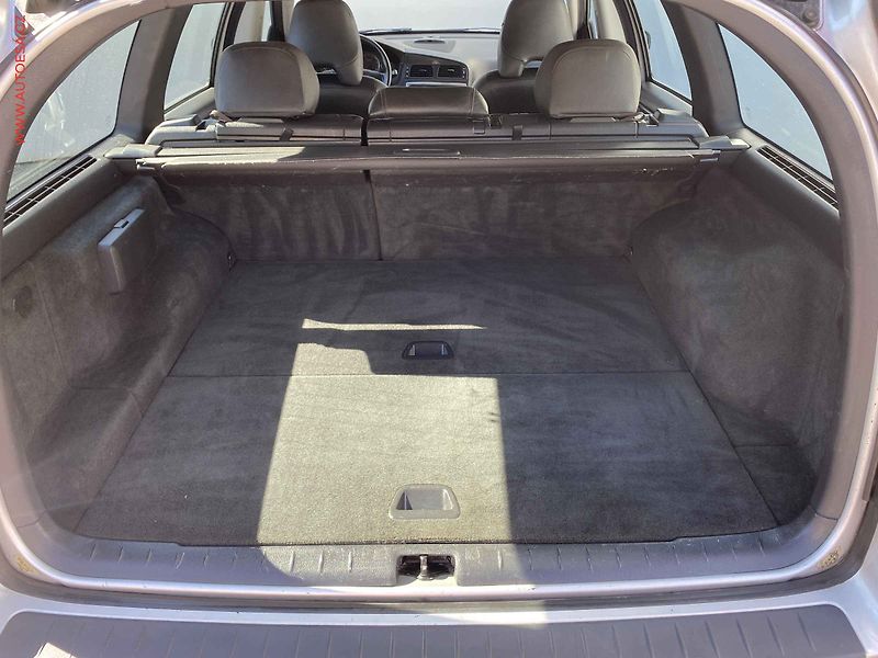 Volvo V70 (2005) 2.4 D, Momentum, xenon - fotka 7 z 17