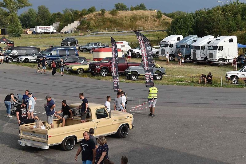 Pět stovek amerických korábů silnic se sjelo na sraz osmiválců Hradecká V8 na hradecké letiště.