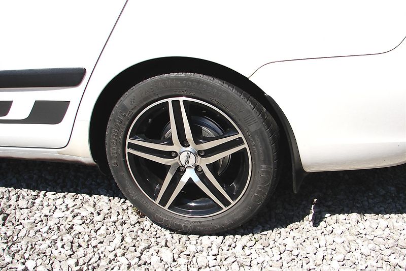 Škoda Fabia 1.6 TDi + KOLA, KLIMA,STK,ČR   - fotka 32 z 35