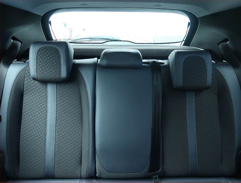 Peugeot 2008 (2020) Allure 1.2 PureTech, ČR,1.maj - fotka 10 z 23