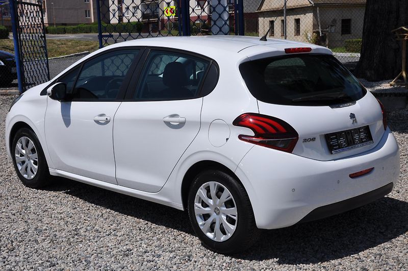 Peugeot 208 1.2i 60kW - fotka 4 z 12