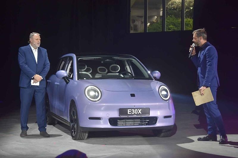 Každá prezentace modelu JAC byla i menší show.