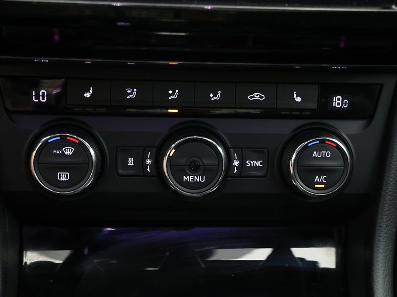 Škoda Superb 2,0 TDI 140kW DSG Sportline - fotka 27 z 37