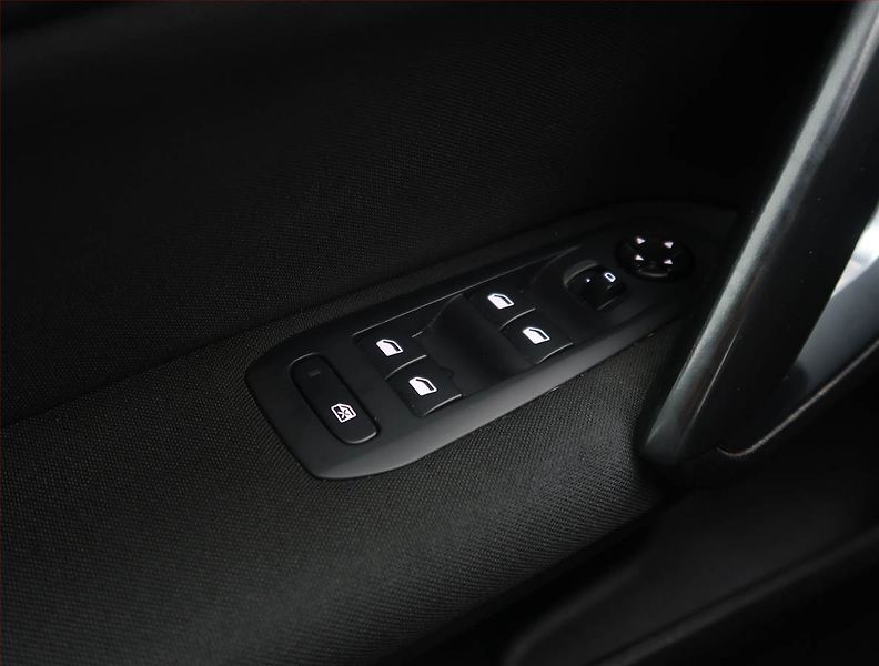 Peugeot 308 (2019) 1.5 BlueHDi, Tempomat - fotka 18 z 20