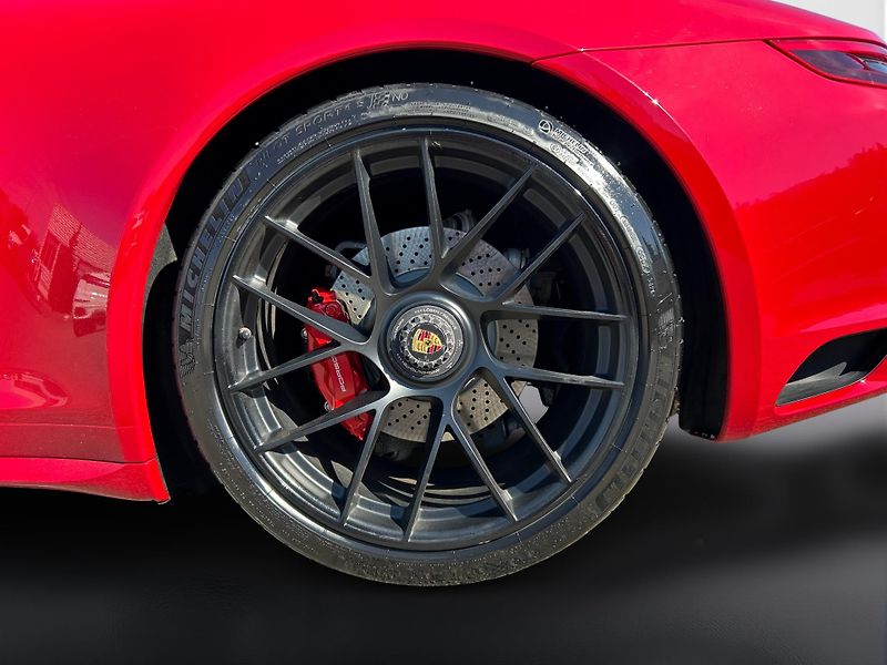 Porsche 911 Carrera 4 GTS Coupe - fotka 15 z 29