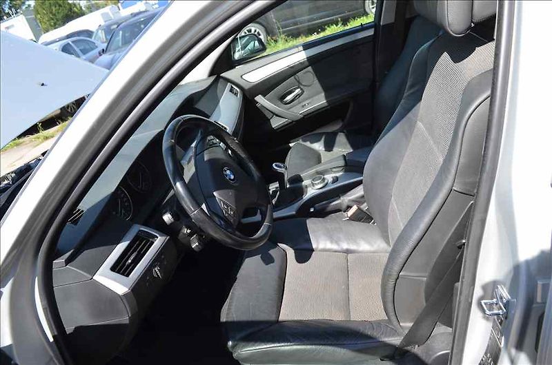 BMW Řada 5 (2008) 560 TOURING - fotka 29 z 33