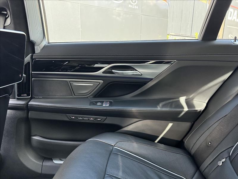 BMW Řada 7 3,0 740Ld xDrive M-Paket AT DP - fotka 41 z 45