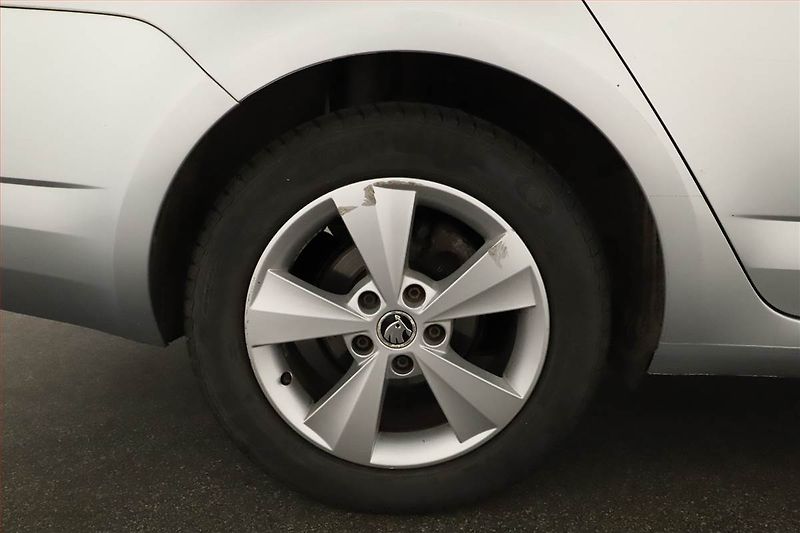 Škoda Octavia (2013) 2.0 TDI, Xenony, Tempomat - fotka 11 z 13