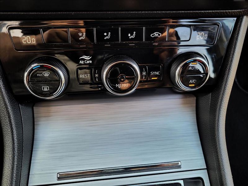 Škoda Superb 1,5 zálohováno - fotka 34 z 50