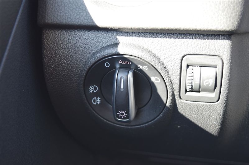 Volkswagen Tiguan 1,4 i 90kw BI-XENON PANORAMA - fotka 28 z 44
