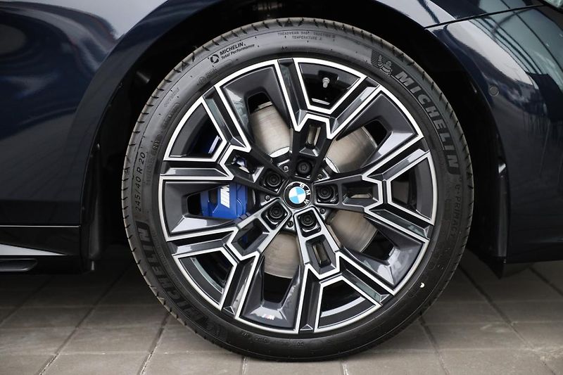 BMW Řada 5 540d xDrive Touring - fotka 7 z 18