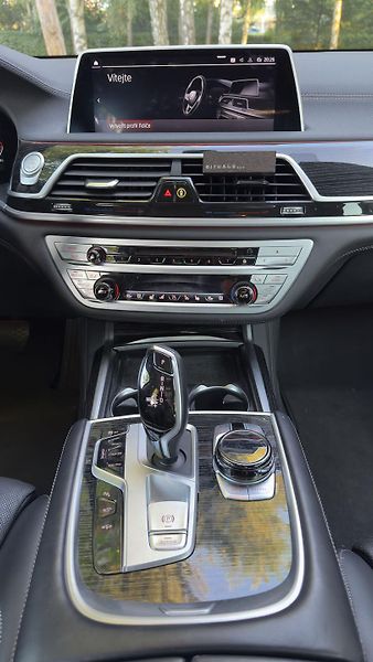 BMW Řada 7 (2022) 3.0 /250kW - fotka 12 z 21