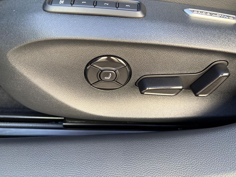 Volkswagen Passat 2,0 TDI Business - fotka 27 z 33