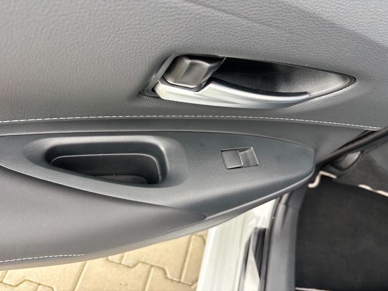 Toyota Corolla 1.8 HSD e-CVT Style Tech - fotka 23 z 28