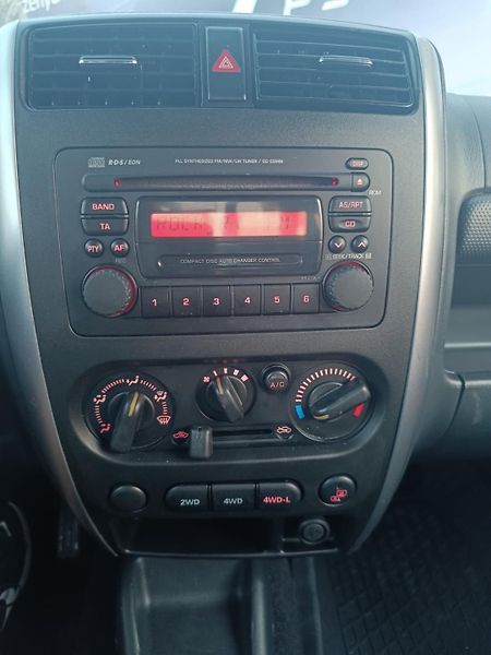 Suzuki Jimny 1.3/63kW, benzin, 4x4 - fotka 19 z 23