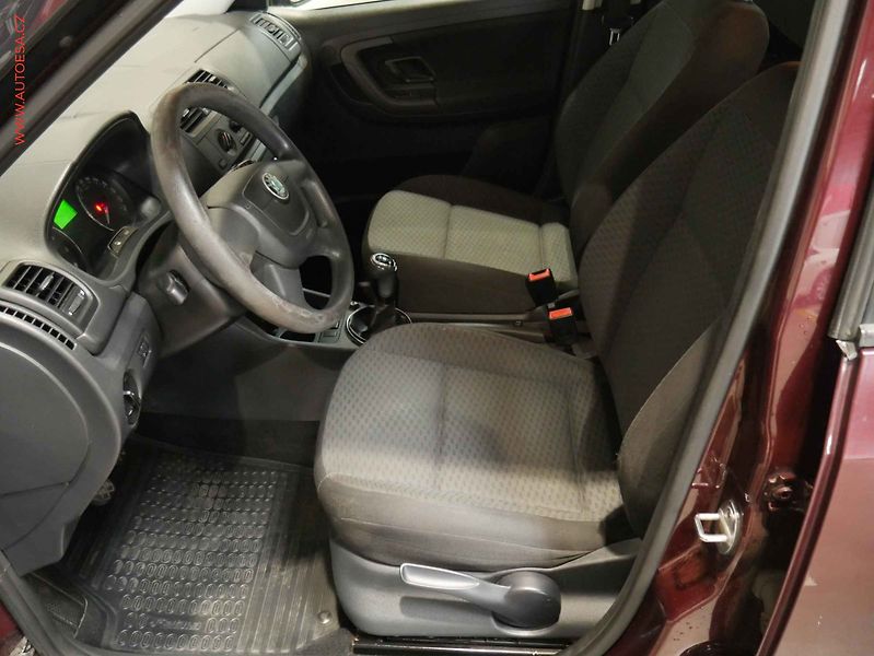Škoda Fabia (2011) 1.2 HTP, ČR, AC, TZ - fotka 8 z 15