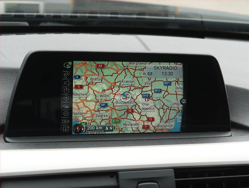 BMW Řada 3 (2017) 318 d, Kůže, Navi, Tempomat - fotka 13 z 23