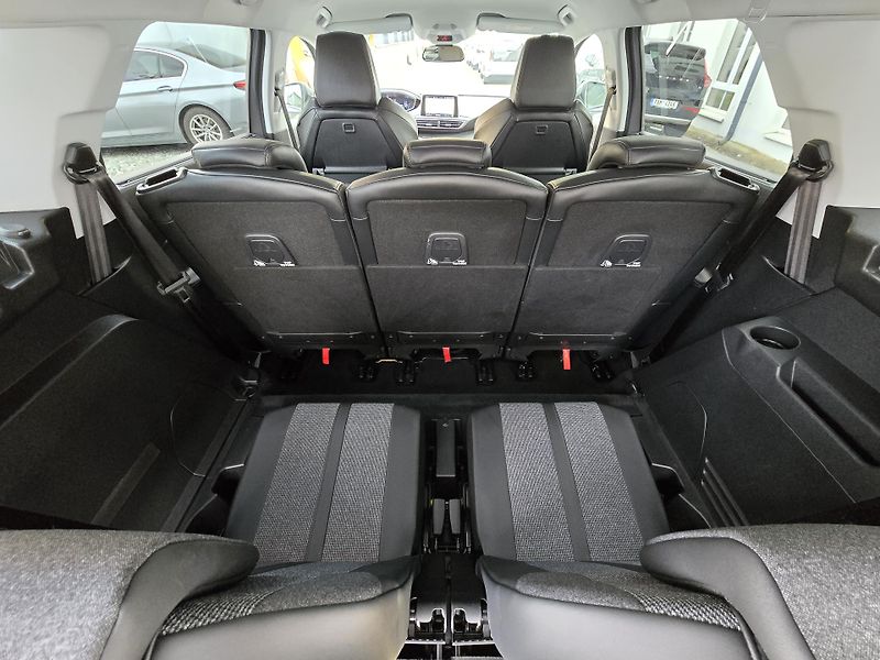 Peugeot 5008 1,5 HDI ALLURE 7-MÍST NAVI DPH - fotka 23 z 46