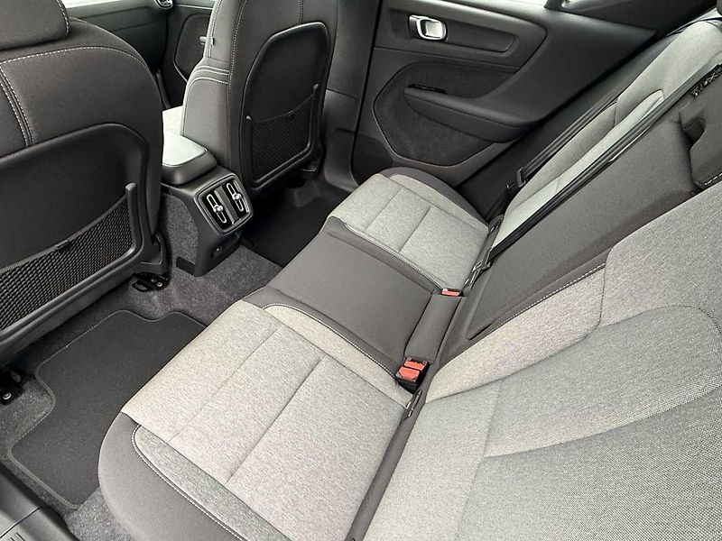 Volvo XC40 (2026) B3 FWD PLUS DARK,HARMAN KARDON - fotka 14 z 19