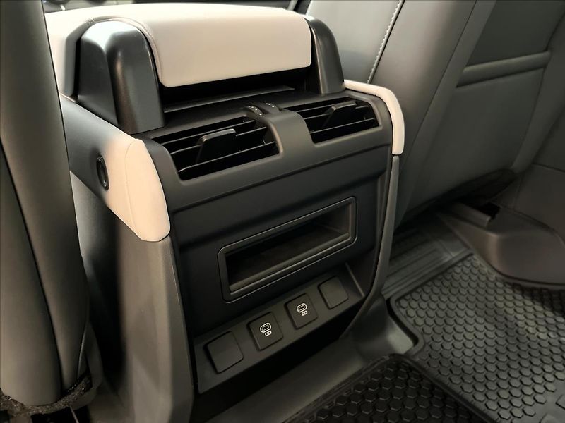 Land Rover Defender (2026) 110 D250 X-DYNAMIC SE - fotka 25 z 26