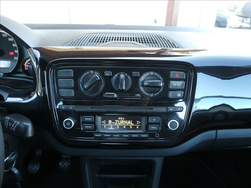 Volkswagen up! 1,0 MPi klima,serviska,2.maj. - fotka 28 z 45