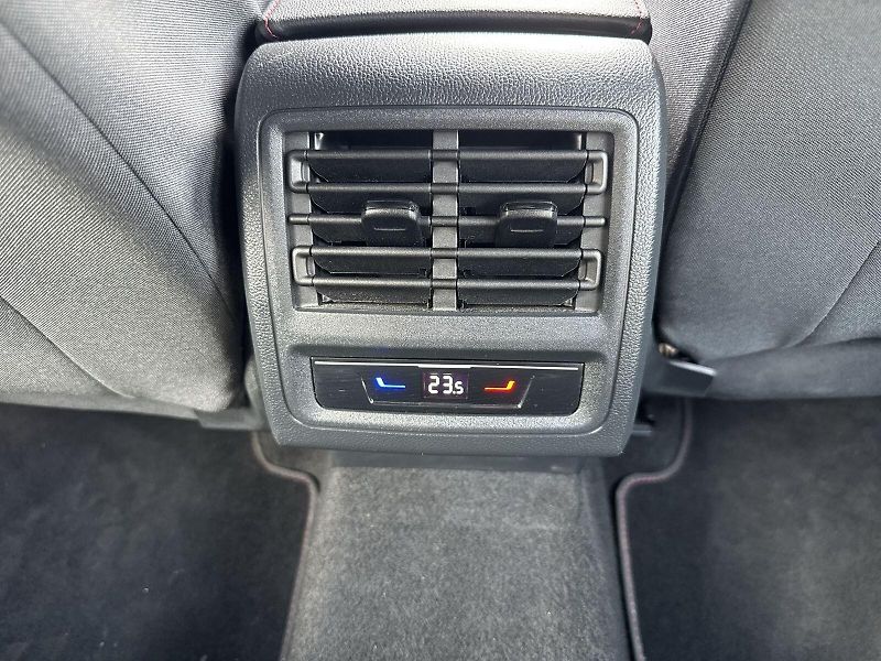 Volkswagen Golf (2023) 2.0 TSI DSG GTI - fotka 25 z 32