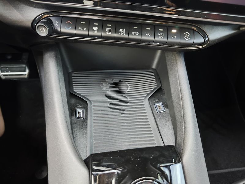 Alfa Romeo Junior (2026)  Elettrica Speciale 156PS 54kW - fotka 31 z 43