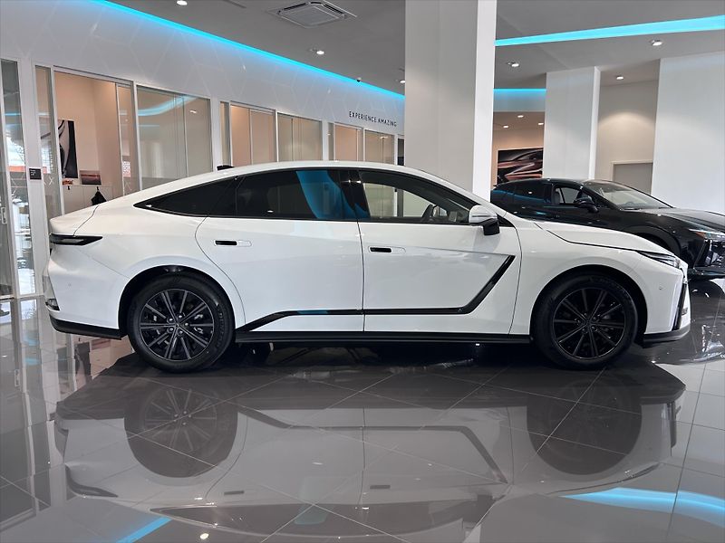 Lexus ES 300h (2026) 2.5   Prestige + Paket Top - fotka 7 z 10